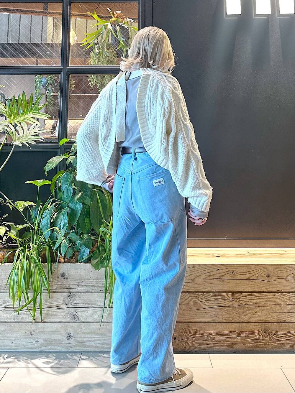 ブルー系のその他パンツ、グレー系のTシャツ/カットソー、ベージュ系のカーディガン/ボレロを着用したレディースの秋コーディネートの4枚目の写真