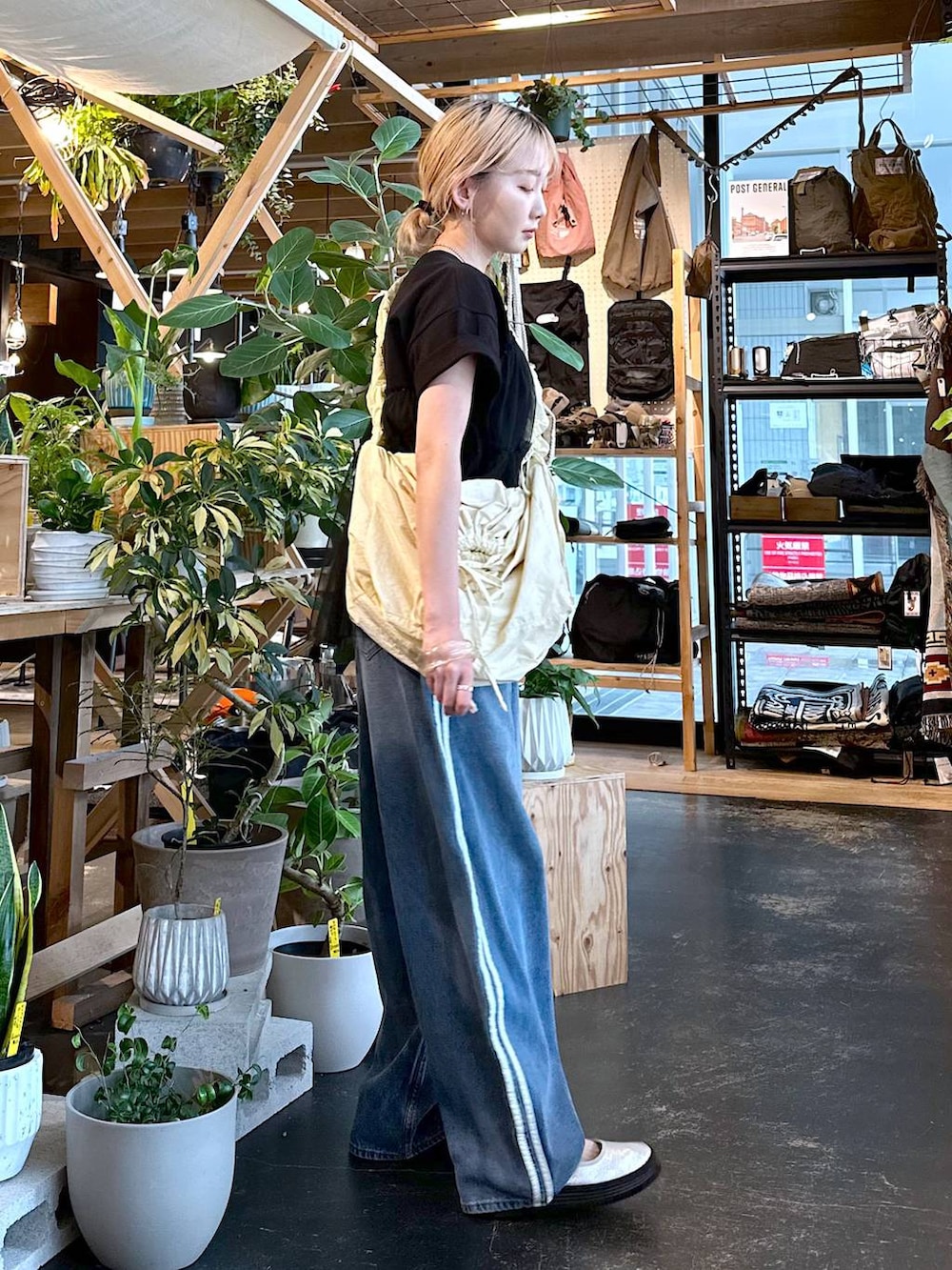 「夏コーデ、差し色コーデ、低身長、個性派、デート/ロマンティック、女子会、旅行、niko and ...、Tシャツ、ワイドパンツ、デニムパンツ、パンツ、ショルダーバッグ、バッグ、スニーカー」｜「tiny tinyのギャザードロストバッグ[tiny tiny(ティニーティニー)]（ショルダーバッグ、ベージュ系）」を使った、すなぎもさん（レディース・153cm）の夏コーディネートの3枚目の写真