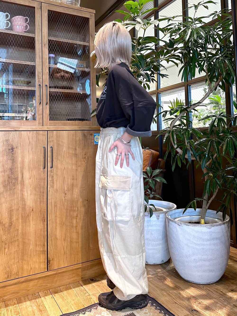 ブラック系のTシャツ/カットソー、レッド系のショルダーバッグ、ベージュ系のカーゴパンツを着用したレディースの夏コーディネートの3枚目の写真