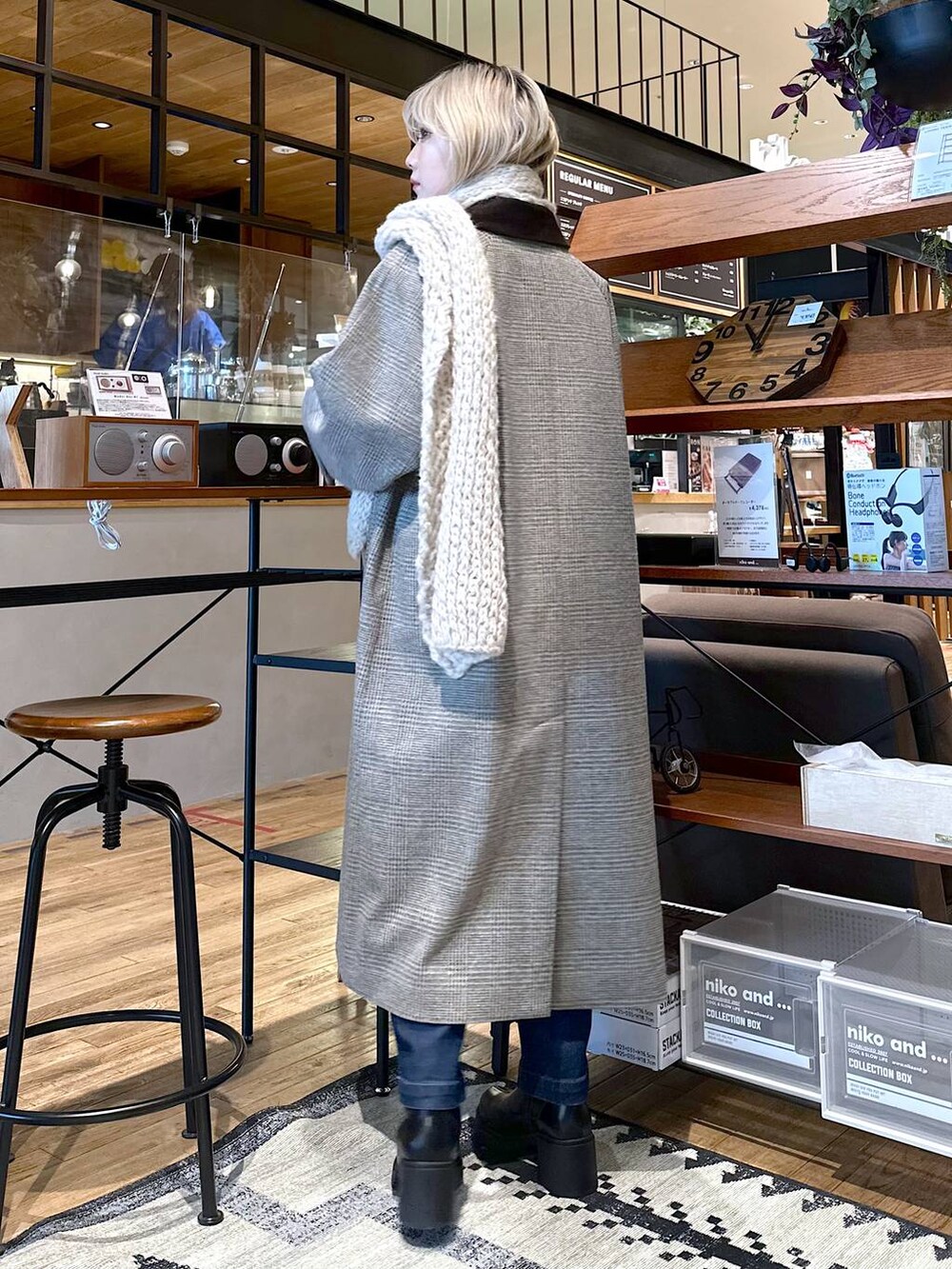 ブルー系のその他パンツ、グレー系のステンカラーコート、ブラック系のブーツを着用したレディースの冬コーディネートの3枚目の写真