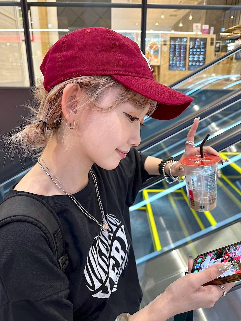 ブルー系のデニムパンツを着用したレディースの夏コーディネートの2枚目の写真