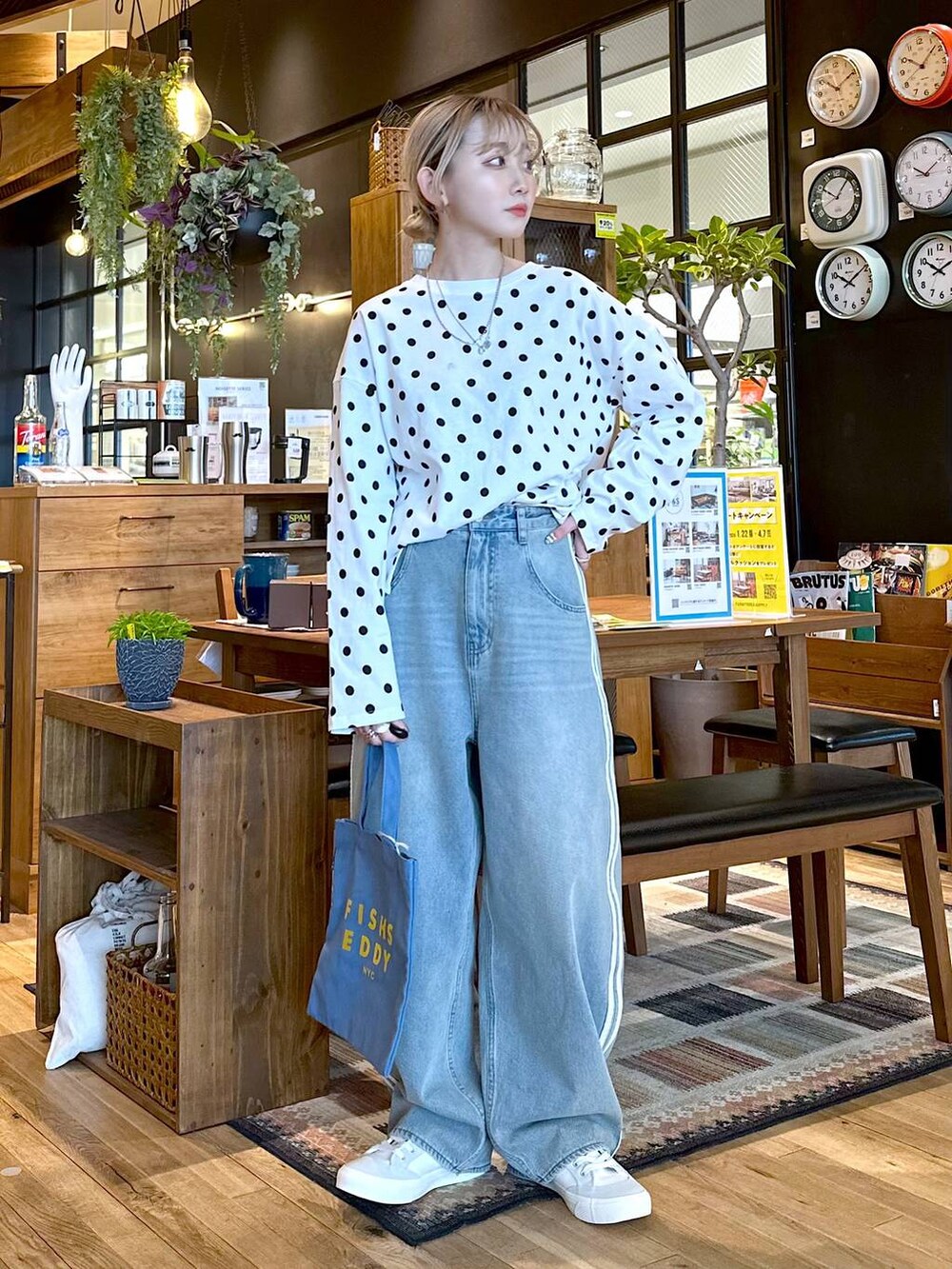 ホワイト系のスニーカー、ブルー系のトートバッグ、ホワイト系のTシャツ/カットソーを着用したレディースの冬コーディネートの5枚目の写真