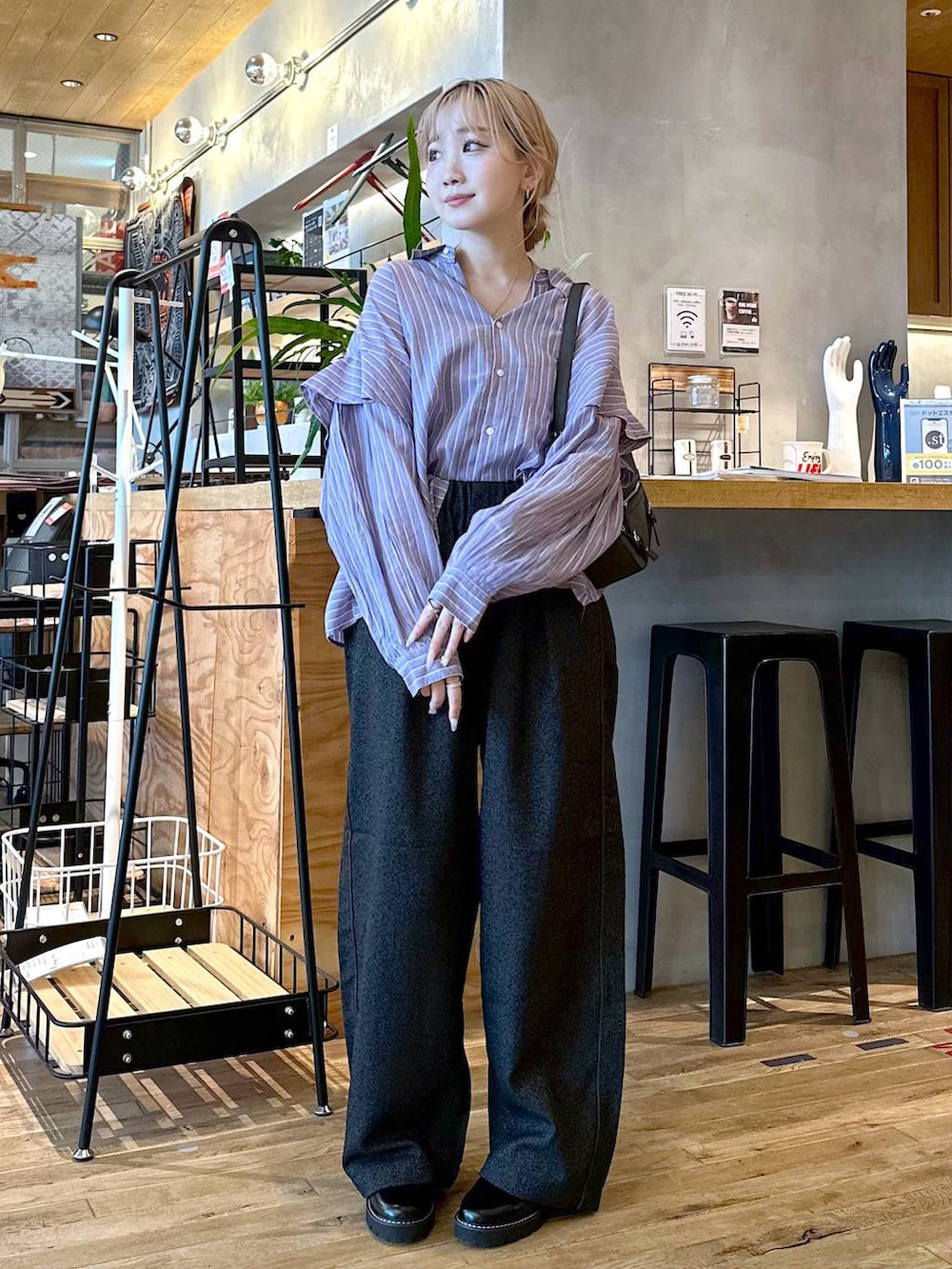 「パンツ、ショルダーバッグ、バッグ、オーバーサイズ、秋コーデ、秋冬新作、秋服準備はじめました、差し色コーデ、低身長、個性派、デート/ロマンティック、女子会、旅行、niko and ...、シャツ」｜「niko and...のプレミアムローンワイドシャツ（シャツ/ブラウス、パープル系）」を使った、すなぎもさん（レディース・153cm）の秋コーディネートの4枚目の写真