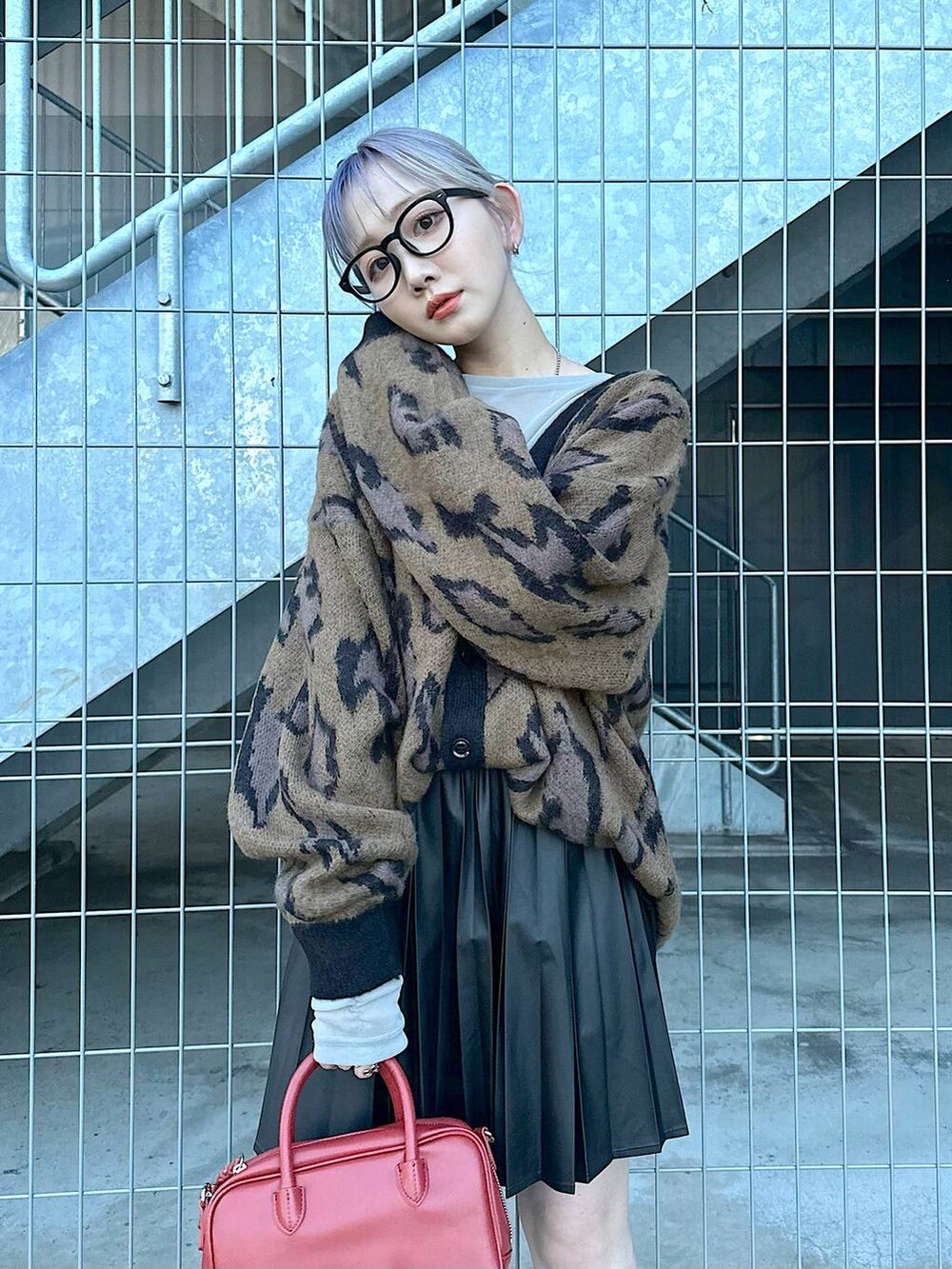 ブラウン系のカーディガン/ボレロ、グレー系のブーツ、ブラウン系のショルダーバッグを着用したレディースの秋コーディネートの4枚目の写真