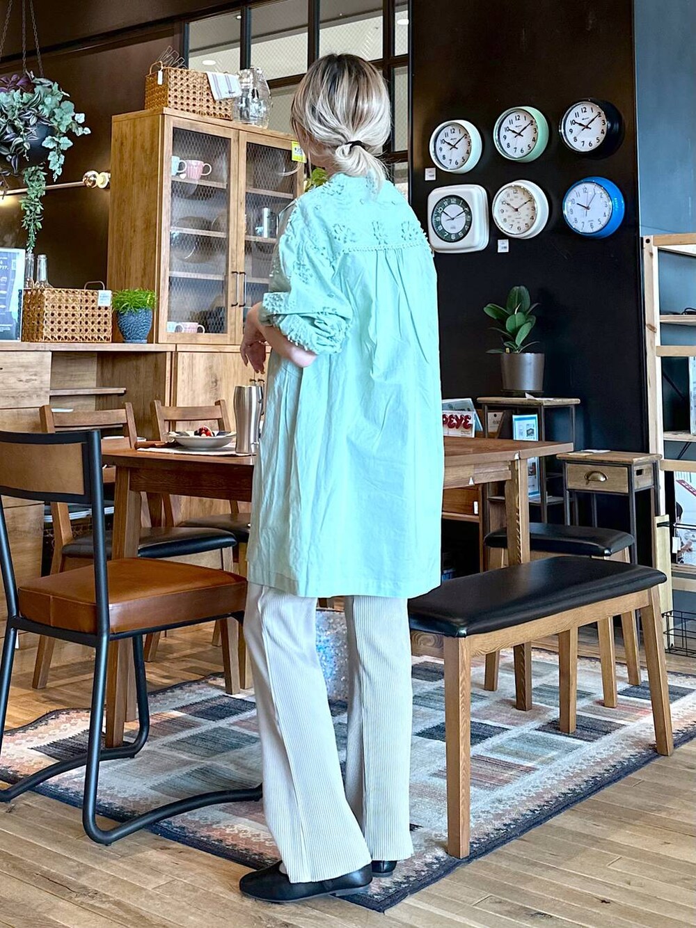 その他のパンプス、ブラウン系のその他パンツ、グレー系のショルダーバッグを着用したレディースの春コーディネートの2枚目の写真