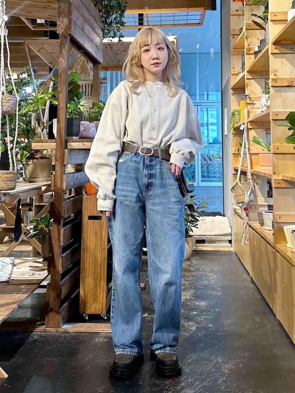 「差し色コーデ、低身長、個性派、デート/ロマンティック、女子会、旅行、niko and ...、Tシャツ、ロンT、デニムパンツ、ワイドパンツ、メンズライク、ユニセックス、オーバーサイズ、カジュアル」｜「niko and...のオリジナル切り替えサイドゴアブーツ（ブーツ、ブラウン系）」を使った、すなぎもさん（レディース・153cm）の冬コーディネートの4枚目の写真