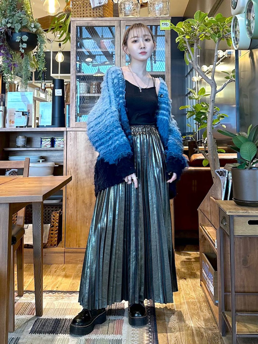 ベージュ系のスカート、ブルー系のカーディガン/ボレロを着用したレディースの冬コーディネートの4枚目の写真