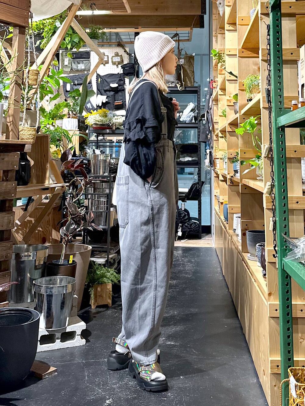 その他のサンダル、その他のその他パンツ、ブラック系のトートバッグを着用したレディースの春コーディネートの2枚目の写真