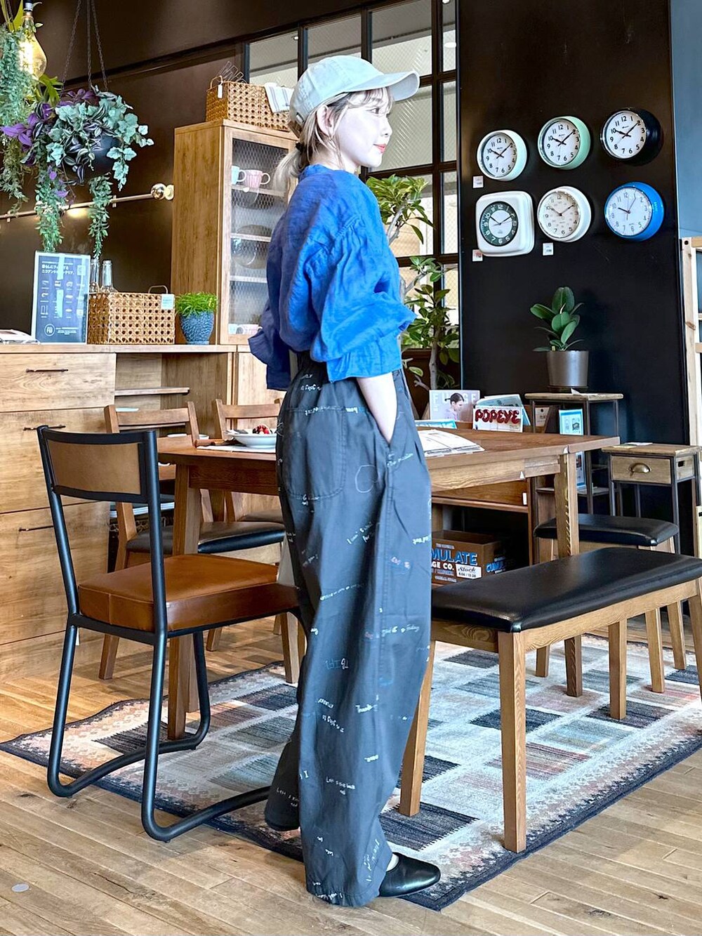 「差し色コーデ、低身長、個性派、デート/ロマンティック、女子会、旅行、niko and ...、キャップ、ブラウス、ワイドパンツ、パンツ、ショルダーバッグ、バッグ、パンプス、オーバーサイズ」|「niko and...のオリジナルカンフーシューズN【WEB限定サイズ・カラー有り】(パンプス、その他)」を使った、すなぎもさん(レディース・153cm)の春コーディネートの3枚目の写真
