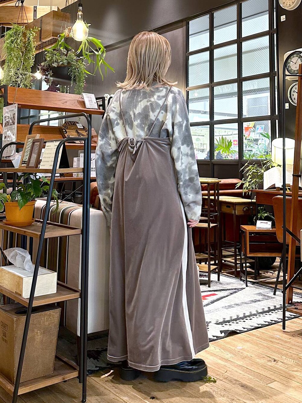 グレー系のニット/セーター、ブラウン系のワンピースを着用したレディースの冬コーディネートの3枚目の写真