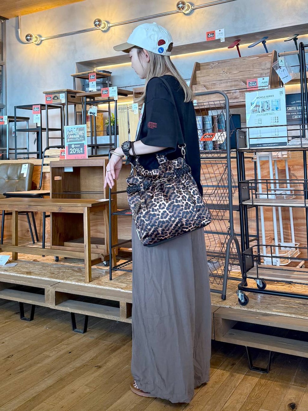 「差し色コーデ、低身長、個性派、デート/ロマンティック、女子会、旅行、niko and ...、キャップ、Tシャツ、ワイドパンツ、パンツ、ショルダーバッグ、バッグ、サンダル、夏コーデ」｜「niko and...の【STRANGER THINGS】コラボ ポスター風プリントTシャツ（Tシャツ/カットソー、ブラック系）」を使った、すなぎもさん（レディース・153cm）の夏コーディネートの2枚目の写真