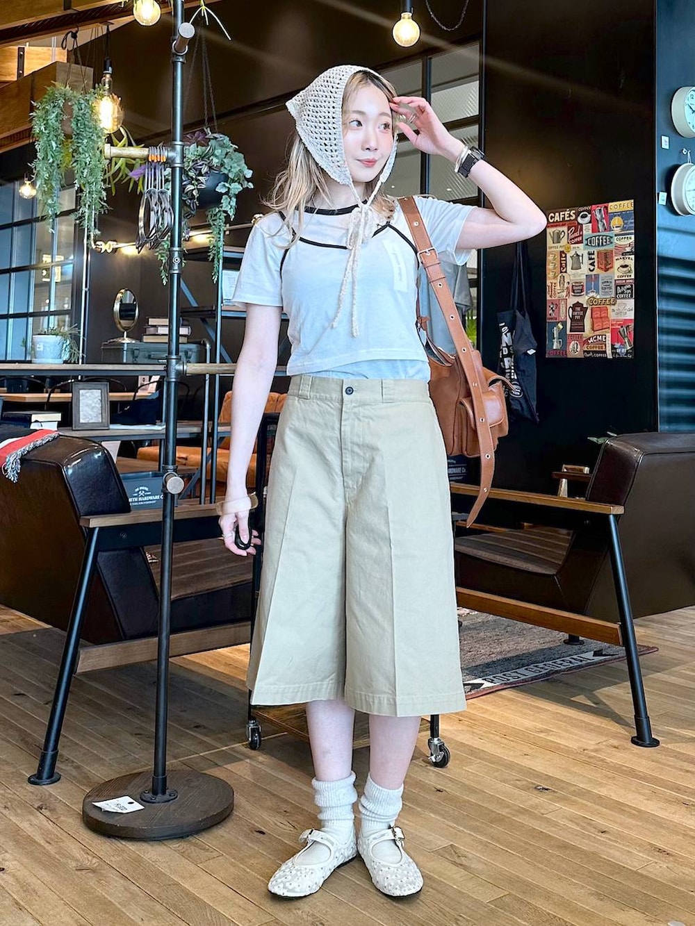「差し色コーデ、低身長、個性派、デート/ロマンティック、女子会、旅行、niko and ...、キャミソール、Tシャツ、ハーフパンツ、パンツ、ショートパンツ、ショルダーバッグ、バッグ、パンプス」|「niko and...の【WILLIAM B.ELIOTT】シアーレイヤードプルオーバー(Tシャツ/カットソー、ホワイト系)」を使った、すなぎもさん(レディース・153cm)の春コーディネートの4枚目の写真