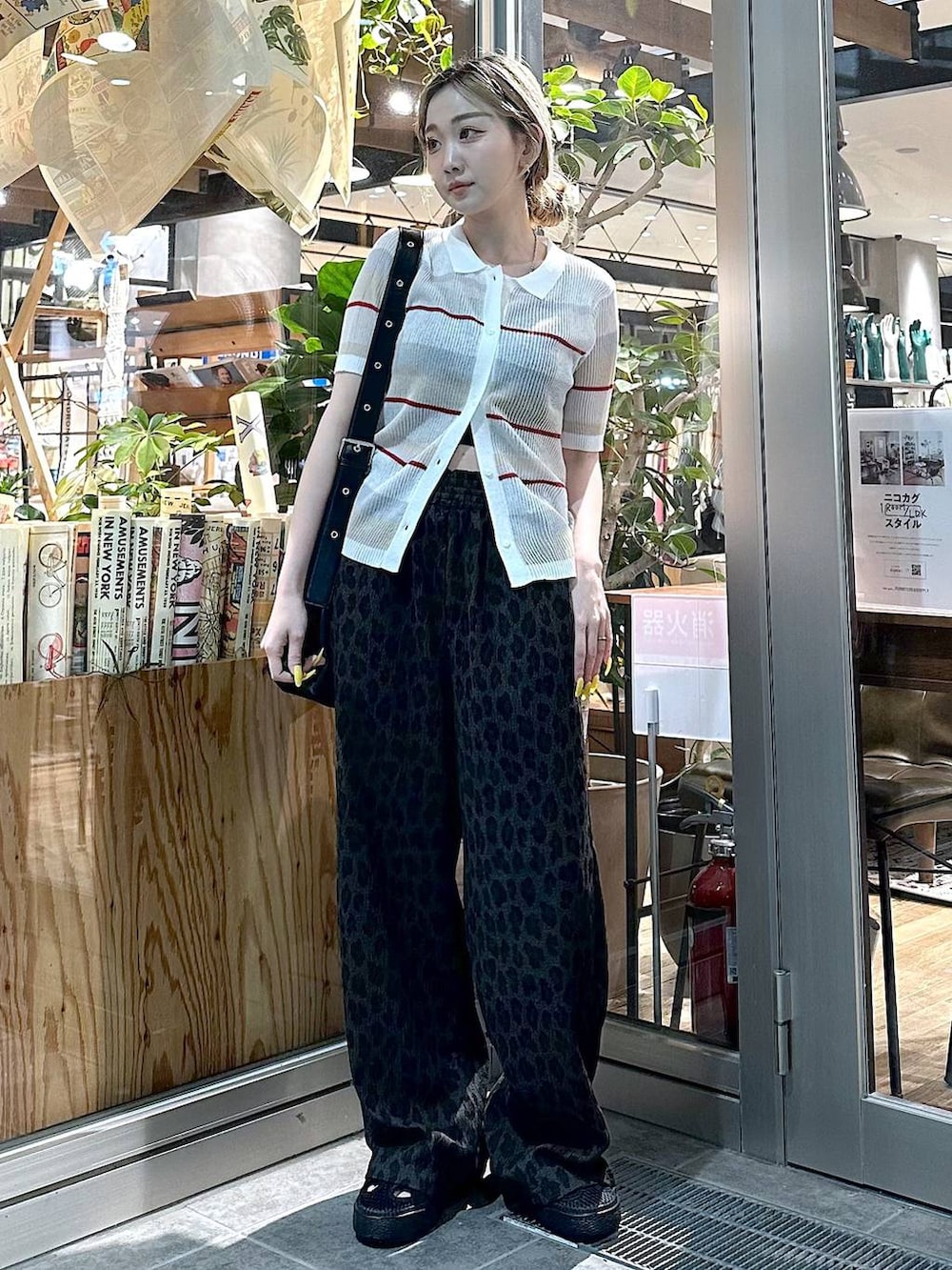 ブラック系のショルダーバッグ、グレー系のその他パンツ、ホワイト系のカーディガン/ボレロを着用したレディースの春コーディネートの4枚目の写真