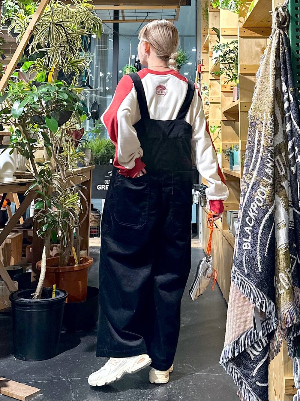 ベージュ系のスニーカー、グレー系のショルダーバッグ、ブラック系のその他パンツを着用したレディースの冬コーディネートの4枚目の写真