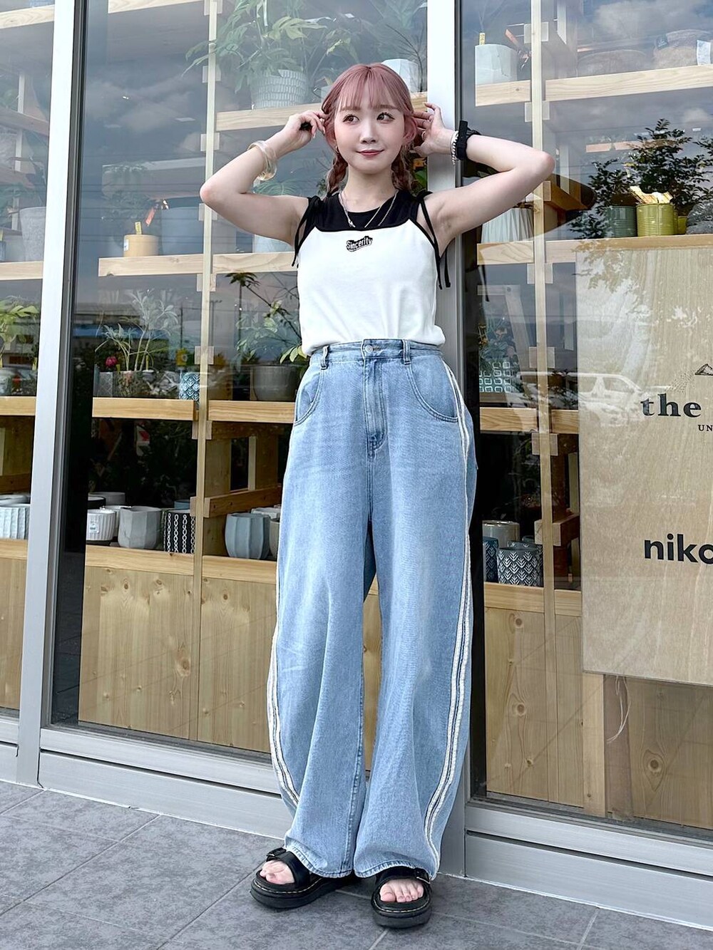 ブラック系のタンクトップ、ホワイト系のキャミソールを着用したレディースの夏コーディネートの7枚目の写真