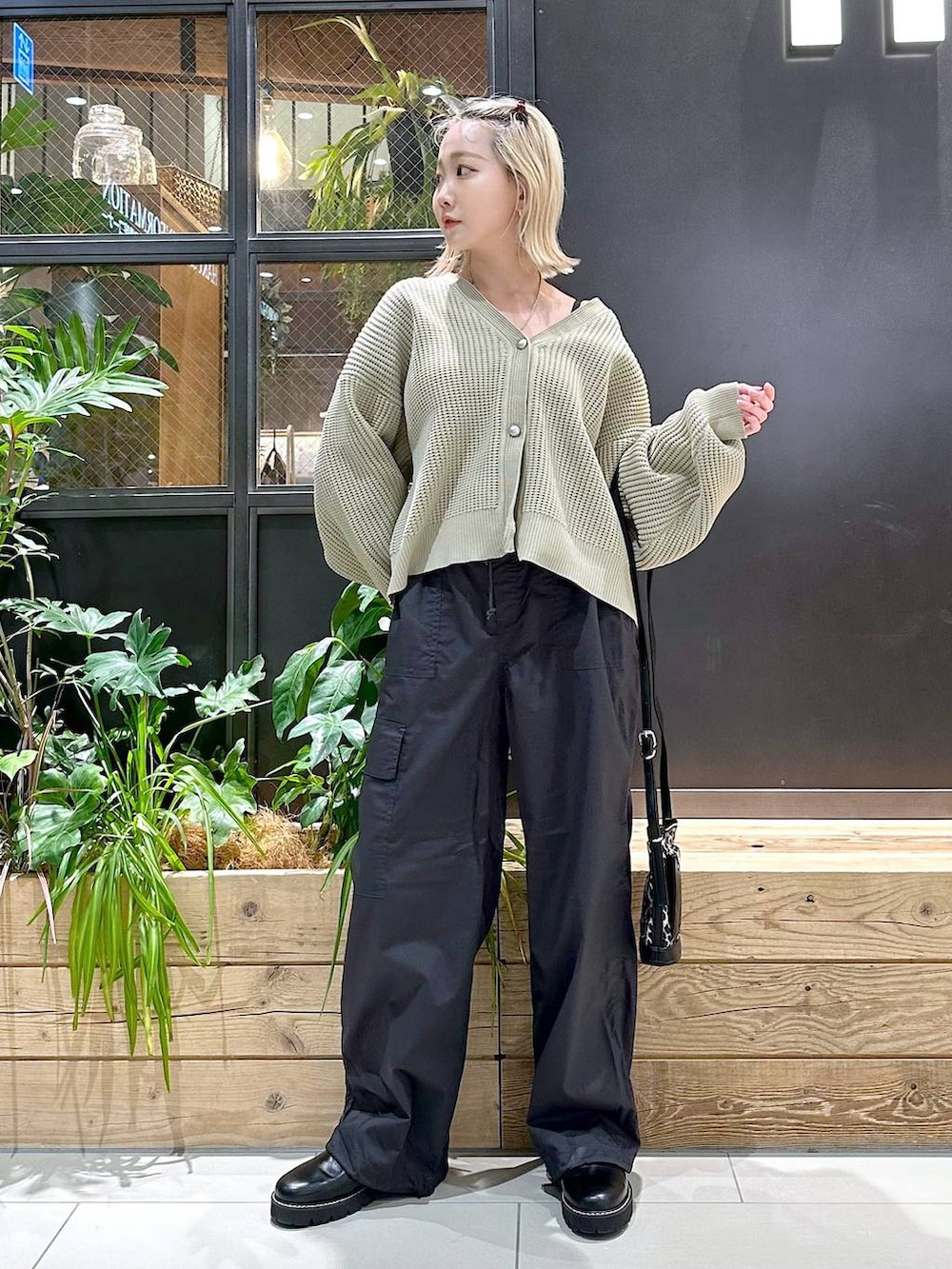 「差し色コーデ、低身長、個性派、niko and...、旅行、女子会、ヘアアクセサリー、カーディガン、ニット、ワイドパンツ、ショルダーバッグ、バッグ、セールコーデ、秋コーデ、デート/ロマンティック」｜「niko and...のミニバンス20Pセット[tiny tiny(ティニーティニー)]（バレッタ/ヘアクリップ、その他）」を使った、すなぎもさん（レディース・153cm）の夏コーディネートの4枚目の写真