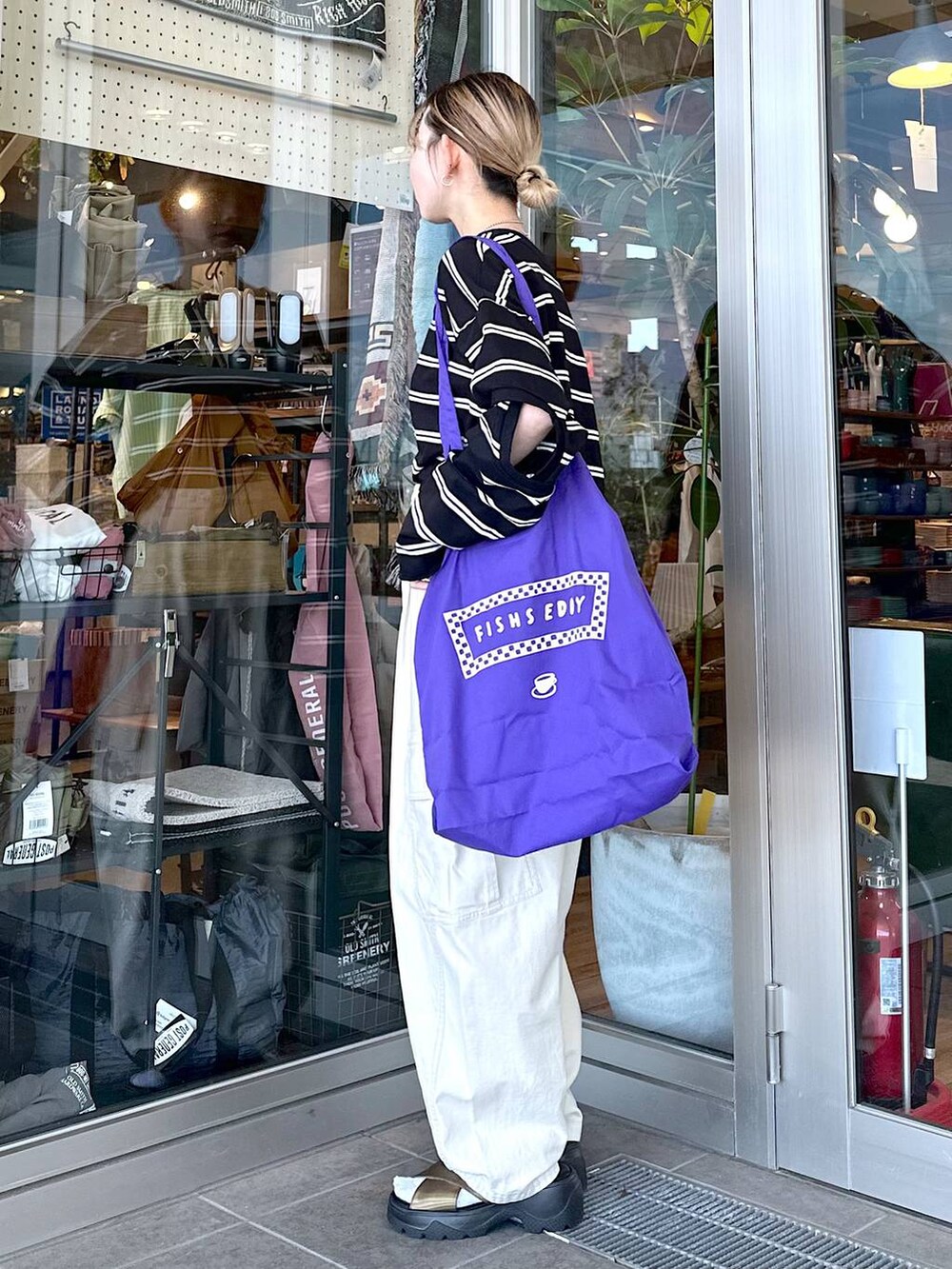 その他のサンダル、ブラック系のTシャツ/カットソー、パープル系のトートバッグを着用したレディースの春コーディネートの2枚目の写真