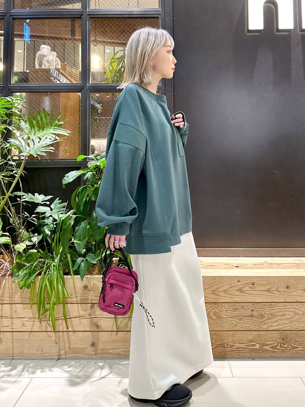 「差し色コーデ、低身長、個性派、女子会、旅行、niko and...、セールコーデ、Tシャツ、ロンT、オーバーサイズ、スカート、ロングスカート、NUMERALS、ショルダーバッグ、バッグ」｜「niko and...のオリジナルマイクロお財布ショルダーバッグ（ショルダーバッグ、パープル系）」を使った、すなぎもさん（レディース・153cm）の秋コーディネートの3枚目の写真