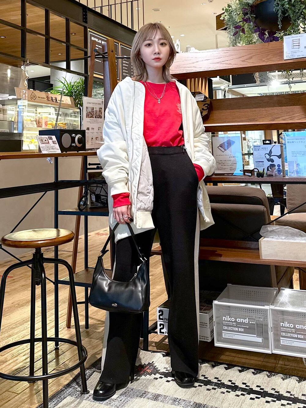 「ロンT、差し色コーデ、低身長、個性派、デート/ロマンティック、女子会、旅行、niko and ...、ミリタリー、ミリタリージャケット、Tシャツ、ワイドパンツ、ニット、ショルダーバッグ、バッグ」｜「niko and...の【ALLIED(アライド)】モンスターMA-1（MA-1、ベージュ系）」を使った、すなぎもさん（レディース・153cm）の冬コーディネートの3枚目の写真