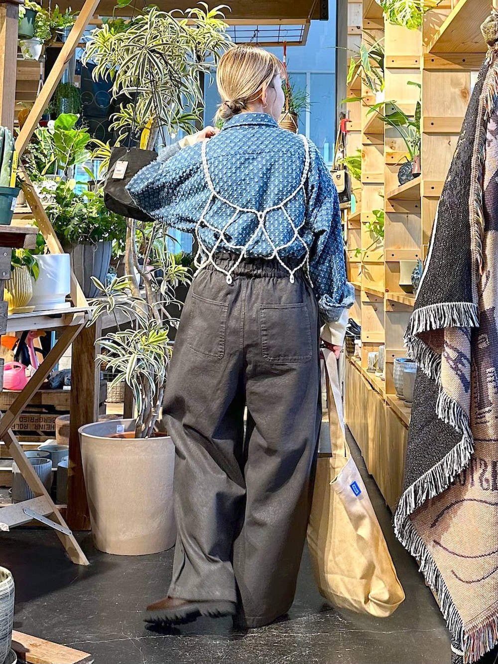 「旅行、差し色コーデ、低身長、個性派、デート/ロマンティック、女子会、niko and ...、シャツ、ニット、ワイドパンツ、トートバッグ、バッグ、FISHS EDDY、春コーデ、冬コーデ」|「niko and...の2WAYビーズビスチェ(ベスト、ホワイト系)」を使った、すなぎもさん(レディース・153cm)の冬コーディネートの2枚目の写真