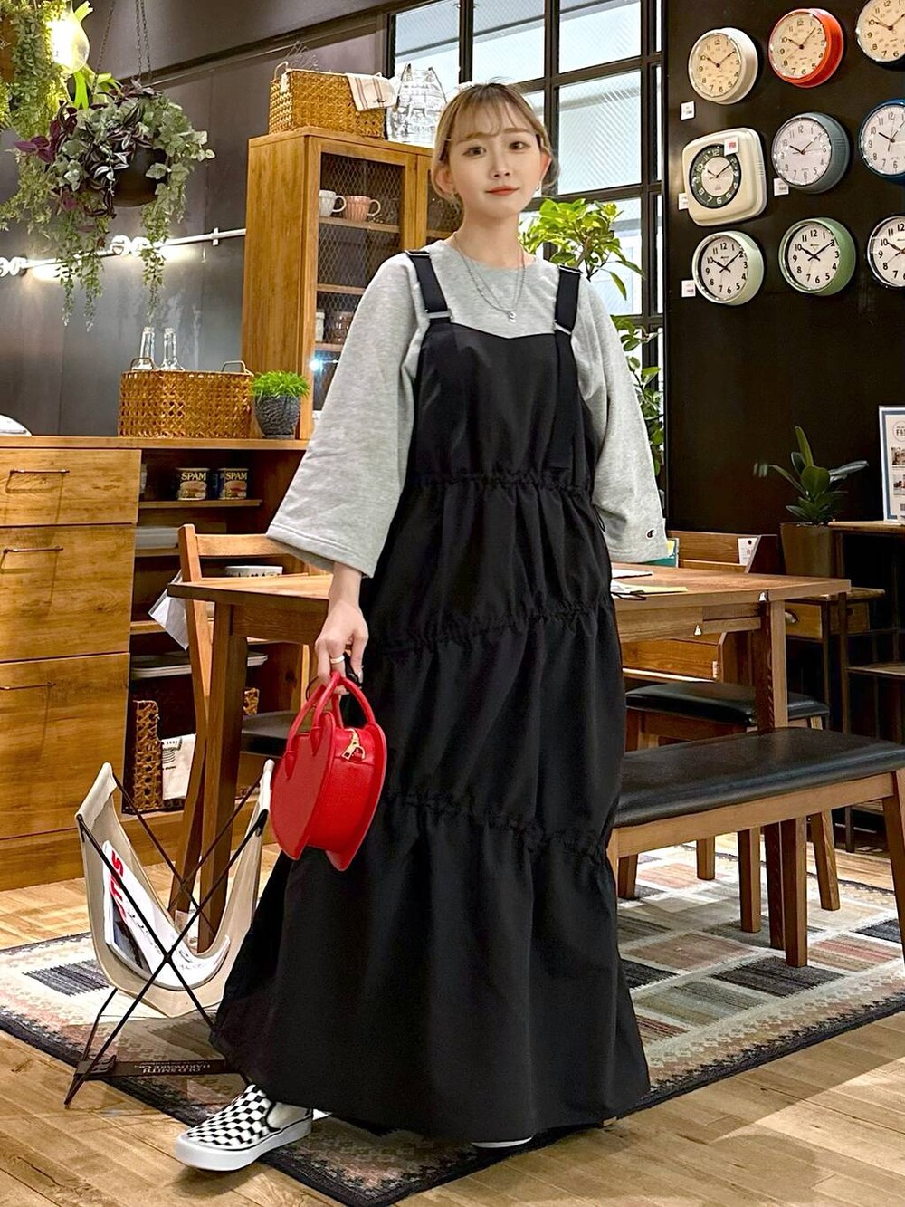 レッド系のショルダーバッグ、グレー系のTシャツ/カットソーを着用したレディースの冬コーディネートの6枚目の写真