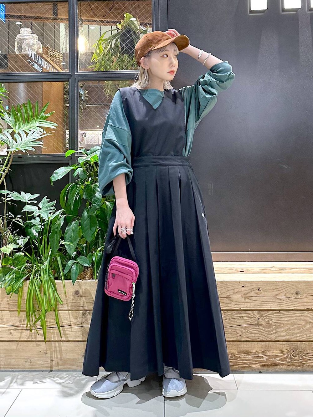 パープル系のショルダーバッグ、グレー系のスニーカー、グリーン系のスウェットを着用したレディースの秋コーディネートの5枚目の写真