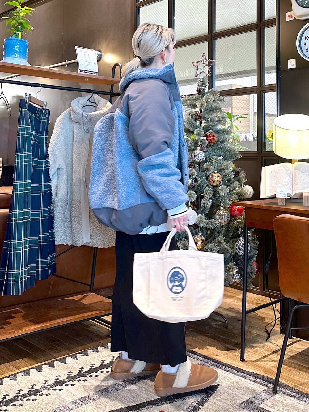 ブルー系のその他アウター、ホワイト系のトートバッグ、イエロー系のその他シューズを着用したレディースの秋コーディネートの3枚目の写真