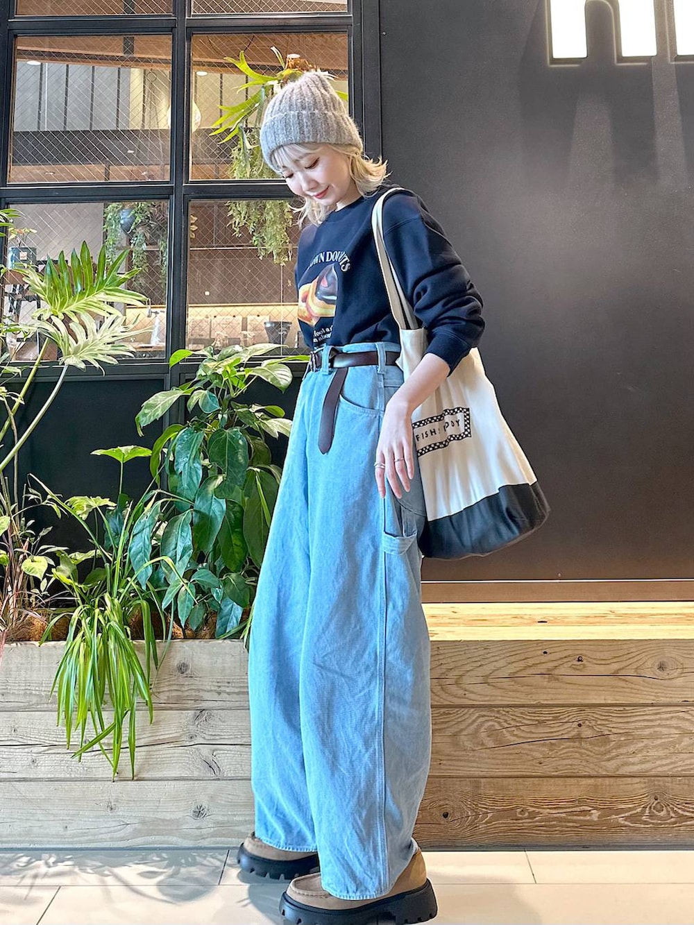 ブラック系のトートバッグ、ブルー系のその他パンツ、イエロー系のモカシン/デッキシューズを着用したレディースの秋コーディネートの4枚目の写真