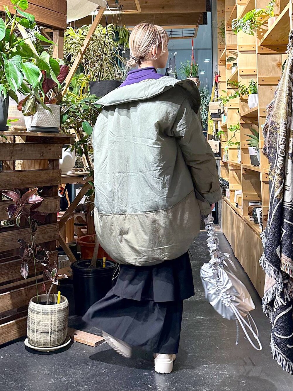 「差し色コーデ、低身長、個性派、デート/ロマンティック、ブーツ、冬コーデ、女子会、旅行、niko and ...、アウター、コート、スウェット、スポーティ、ロングスカート、ショルダーバッグ」｜「niko and...の【ALLIED(アライド)】モンスターブルゾン（ブルゾン、グリーン系）」を使った、すなぎもさん（レディース・153cm）の冬コーディネートの3枚目の写真