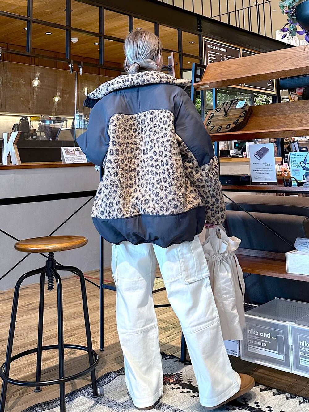 「差し色コーデ、低身長、個性派、デート/ロマンティック、女子会、旅行、niko and ...、アウター、スウェット、ワイドパンツ、セールコーデ、トートバッグ、FISHS EDDY、ブーツ、オーバーサイズ」｜「Fishs Eddyの[Fishs Eddy(フィッシュエディ)]巾着トートバッグ（トートバッグ、その他）」を使った、すなぎもさん（レディース・153cm）の冬コーディネートの2枚目の写真