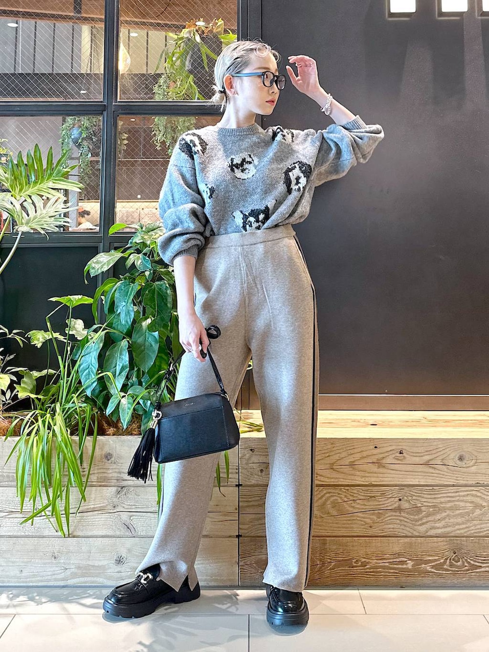 ブラウン系のその他パンツ、ブラック系のショルダーバッグ、ブラック系のローファーを着用したレディースの秋コーディネートの4枚目の写真