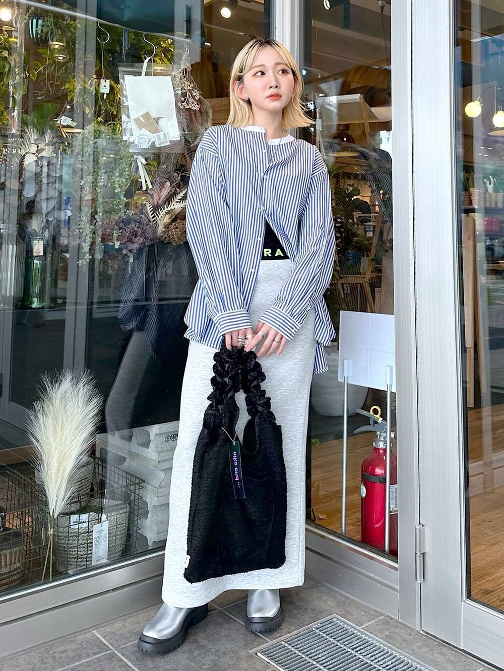 「差し色コーデ、低身長、個性派、女子会、旅行、niko and...、シャツ、NUMERALS、スウェット、スカート、ロングスカート、トートバッグ、ショルダーバッグ、バッグ、ショートブーツ」｜「niko and...のマーセバンドBIGシャツ（シャツ/ブラウス、ブルー系）」を使った、すなぎもさん（レディース・153cm）の秋コーディネートの2枚目の写真