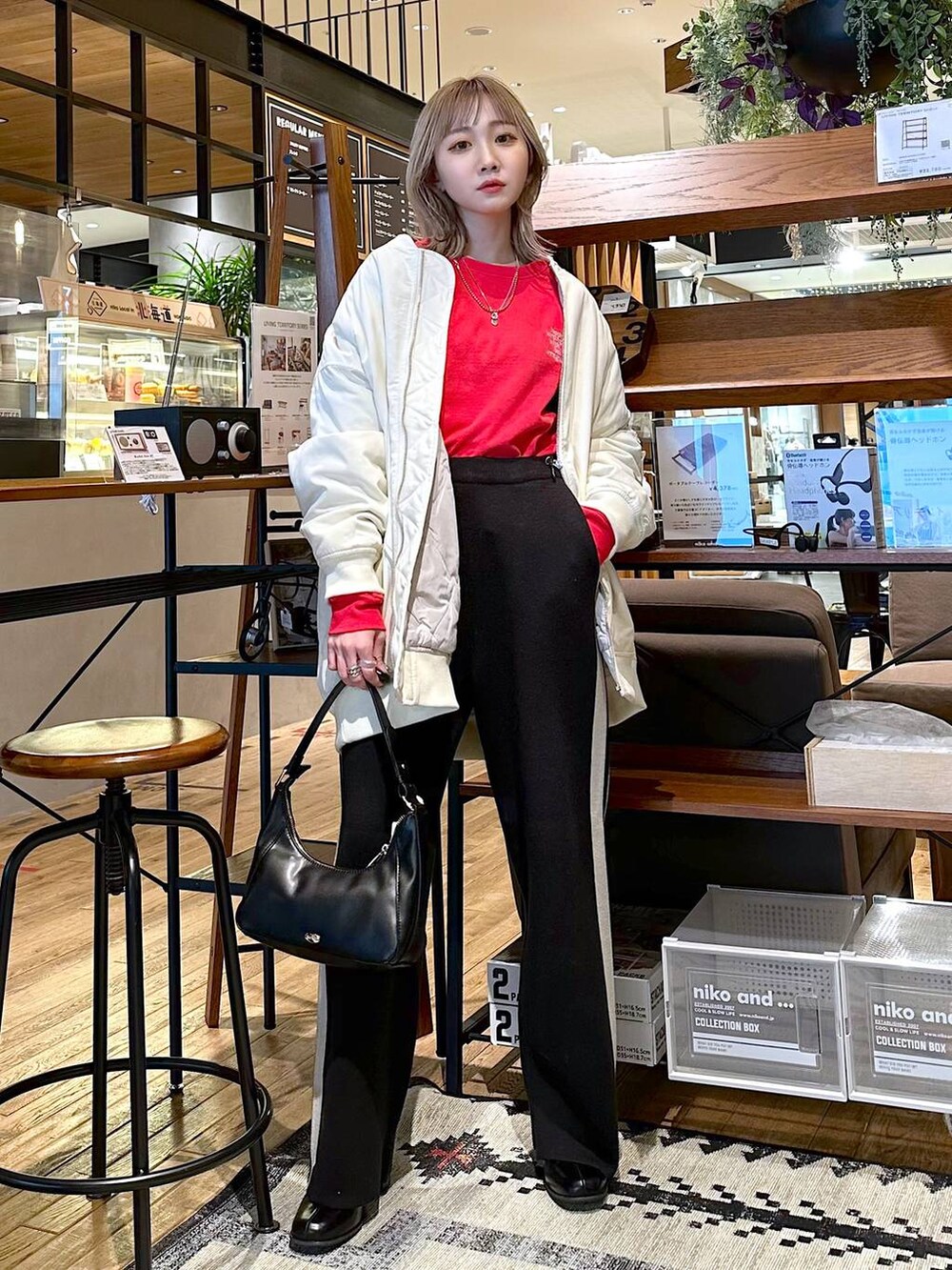 「ロンT、差し色コーデ、低身長、個性派、デート/ロマンティック、女子会、旅行、niko and ...、ミリタリー、ミリタリージャケット、Tシャツ、ワイドパンツ、ニット、ショルダーバッグ、バッグ」｜「niko and...の【ALLIED(アライド)】モンスターMA-1（MA-1、ベージュ系）」を使った、すなぎもさん（レディース・153cm）の冬コーディネートの2枚目の写真