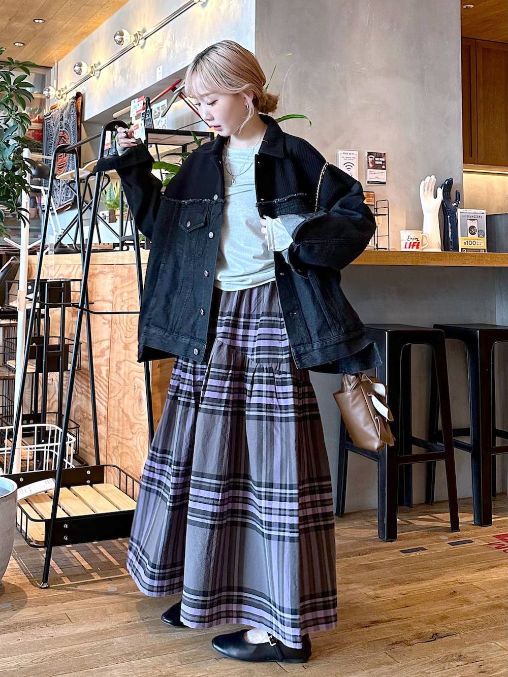 「差し色コーデ、低身長、個性派、デート/ロマンティック、女子会、旅行、niko and ...、ジャケット、ジャケットスタイル、デニムジャケット、Tシャツ、ロンT、ワイドパンツ、パンツ、ショルダーバッグ」｜「niko and...の[MODE NORM CORE]コットン塩縮チェックパンツ（その他パンツ、グレー系）」を使った、すなぎもさん（レディース・153cm）の夏コーディネートの2枚目の写真