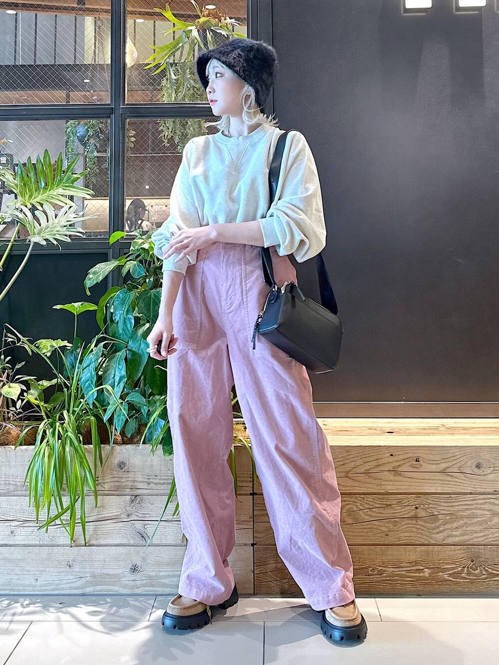「差し色コーデ、低身長、個性派、デート/ロマンティック、女子会、旅行、niko and...、ハット、スウェット、ワイドパンツ、ショルダーバッグ、バッグ、秋コーデ、冬コーデ、セールコーデ」｜「niko and...のビンテージ風コーデュロイパンツ（その他パンツ、ピンク系）」を使った、すなぎもさん（レディース・153cm）の秋コーディネートの4枚目の写真