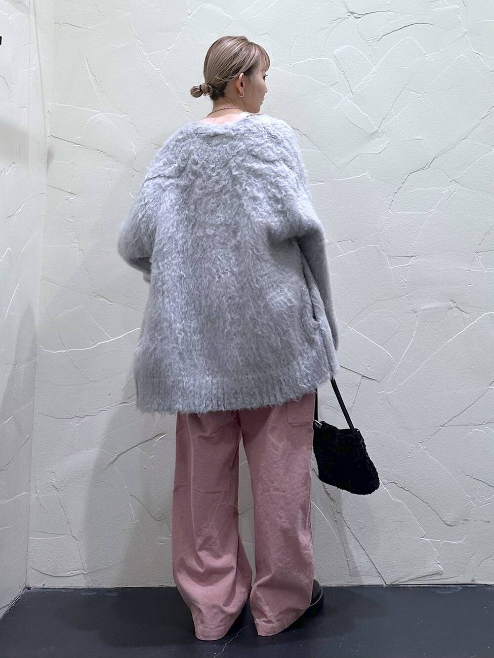 ピンク系のその他パンツ、ブラウン系のその他シューズ、ブラック系のショルダーバッグを着用したレディースの冬コーディネートの4枚目の写真