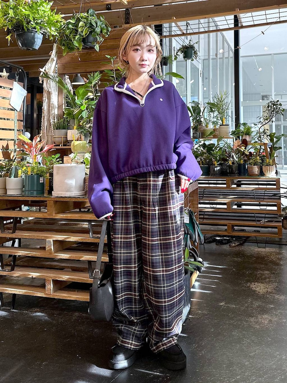 ブルー系のその他パンツ、パープル系のスウェット、ブラック系のモカシン/デッキシューズを着用したレディースの秋コーディネートの3枚目の写真