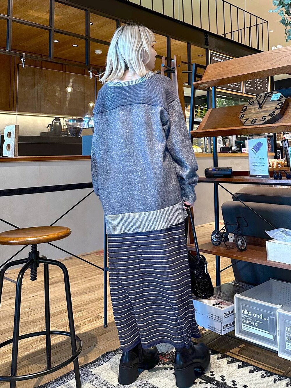 「差し色コーデ、低身長、個性派、デート/ロマンティック、女子会、旅行、niko and ...、ピアス、ニット、スカート、ロングスカート、ショルダーバッグ、バッグ、ショートブーツ、ブーツ」｜「niko and...のSilver925 フープピアス（ピアス（両耳用）、グレー系）」を使った、すなぎもさん（レディース・153cm）の冬コーディネートの3枚目の写真
