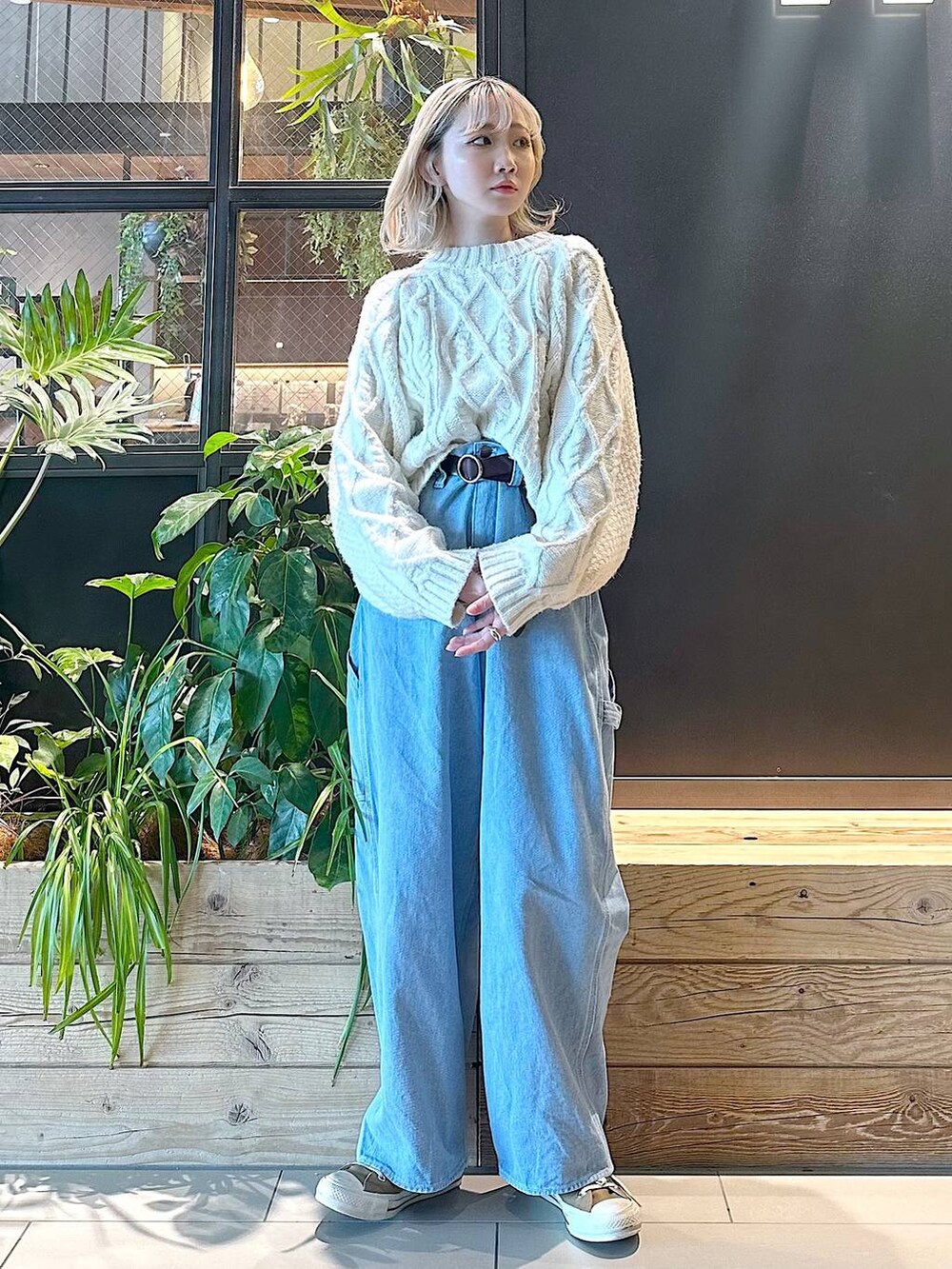 ブルー系のその他パンツ、グレー系のTシャツ/カットソー、ベージュ系のカーディガン/ボレロを着用したレディースの秋コーディネートの2枚目の写真