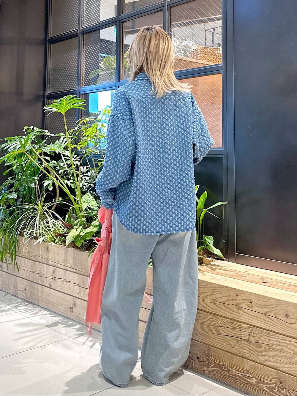 「差し色コーデ、低身長、個性派、デート/ロマンティック、女子会、旅行、niko and ...、デニムパンツ、シャツ、ワイドパンツ、トートバッグ、バッグ、パンプス、オーバーサイズ、セットアップ」｜「niko and...のオリジナル巾着トートバッグ（トートバッグ、ピンク系）」を使った、すなぎもさん（レディース・153cm）の冬コーディネートの2枚目の写真