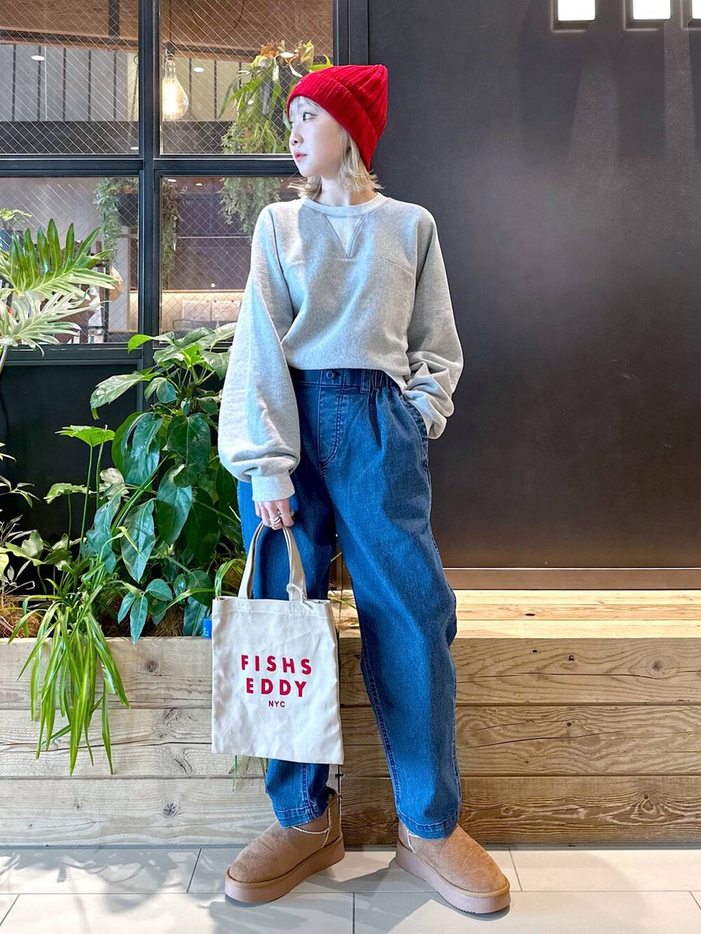 ブルー系のその他パンツ、グレー系のTシャツ/カットソー、イエロー系のブーツを着用したレディースの秋コーディネートの2枚目の写真