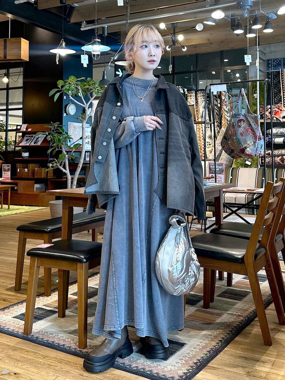 「差し色コーデ、低身長、個性派、デート/ロマンティック、女子会、旅行、niko and ...、ヘアアクセサリー、デニムジャケット、ジャケット、ジャケットスタイル、ワンピース、ショルダーバッグ、バッグ、ショートブーツ」｜「niko and...のレイヤード風フレアワンピース（ワンピース、ブルー系）」を使った、すなぎもさん（レディース・153cm）の秋コーディネートの2枚目の写真