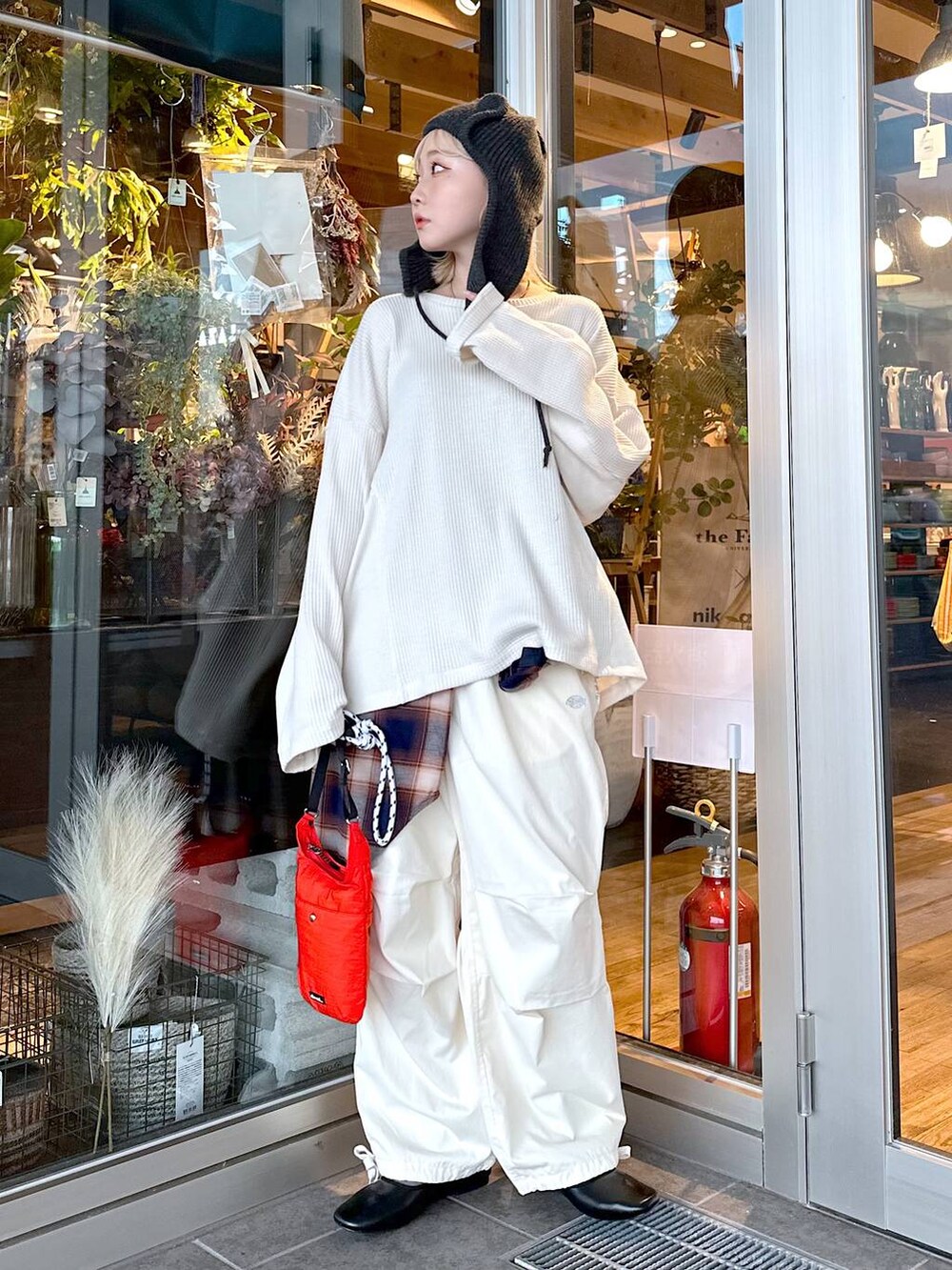 その他のパンプス、ブルー系のシャツ/ブラウス、レッド系のショルダーバッグを着用したレディースの秋コーディネートの3枚目の写真