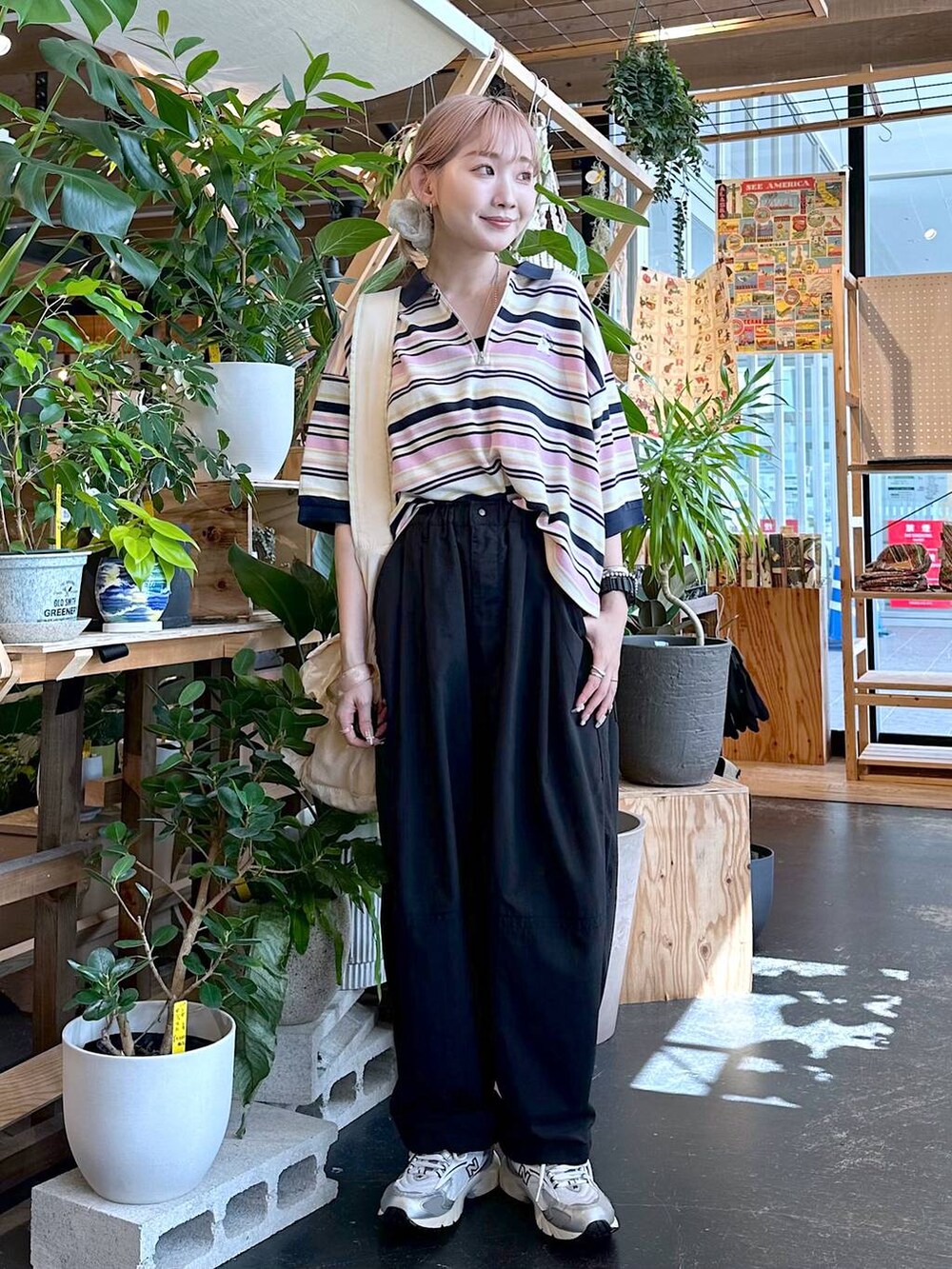 ブラック系のその他パンツ、ベージュ系のポロシャツ、ベージュ系のショルダーバッグを着用したレディースの夏コーディネートの3枚目の写真