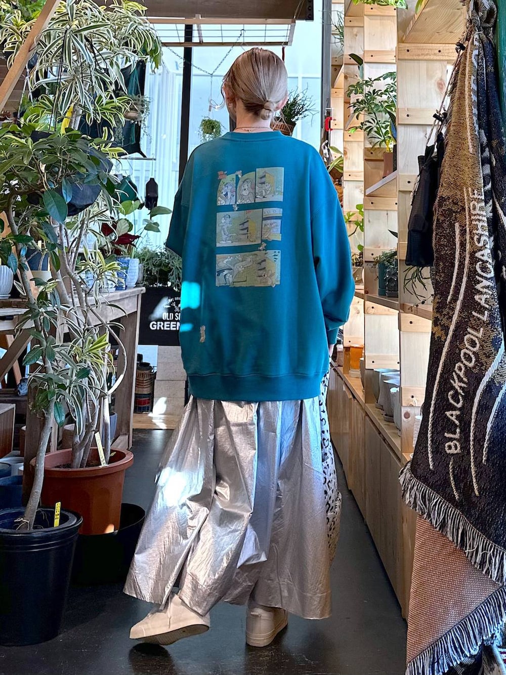 「差し色コーデ、低身長、個性派、デート/ロマンティック、女子会、旅行、niko and ...、ユニセックス、スウェット、ロングスカート、スカート、トートバッグ、バッグ、スニーカー、冬コーデ」｜「niko and...のオリジナルオーガニックレースアップスニーカー（スニーカー、ホワイト系）」を使った、すなぎもさん（レディース・153cm）の冬コーディネートの2枚目の写真