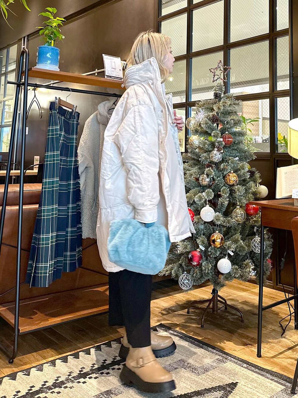 「差し色コーデ、低身長、個性派、デート/ロマンティック、女子会、旅行、niko and ...、ピアス、アウター、コート、ニット、スカート、ロングスカート、ハンドバッグ、バッグ」|「niko and...のSilver925 フープピアス(ピアス(両耳用)、グレー系)」を使った、すなぎもさん(レディース・153cm)の秋コーディネートの2枚目の写真