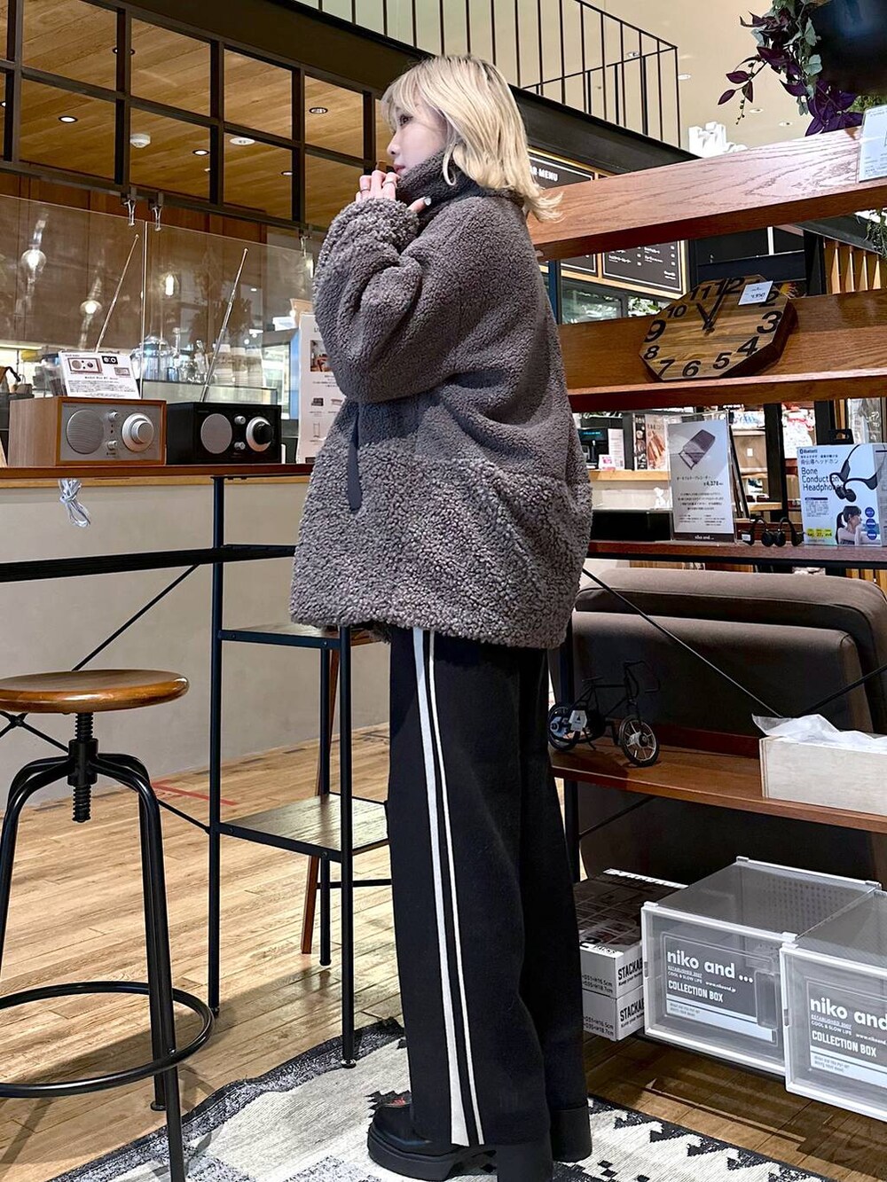 「旅行、差し色コーデ、低身長、個性派、デート/ロマンティック、女子会、niko and ...、ピアス、アウター、Tシャツ、ロンT、ワイドパンツ、ニット、ショルダーバッグ、バッグ」|「niko and...のSilver925 フープピアス(ピアス(両耳用)、グレー系)」を使った、すなぎもさん(レディース・153cm)の冬コーディネートの2枚目の写真
