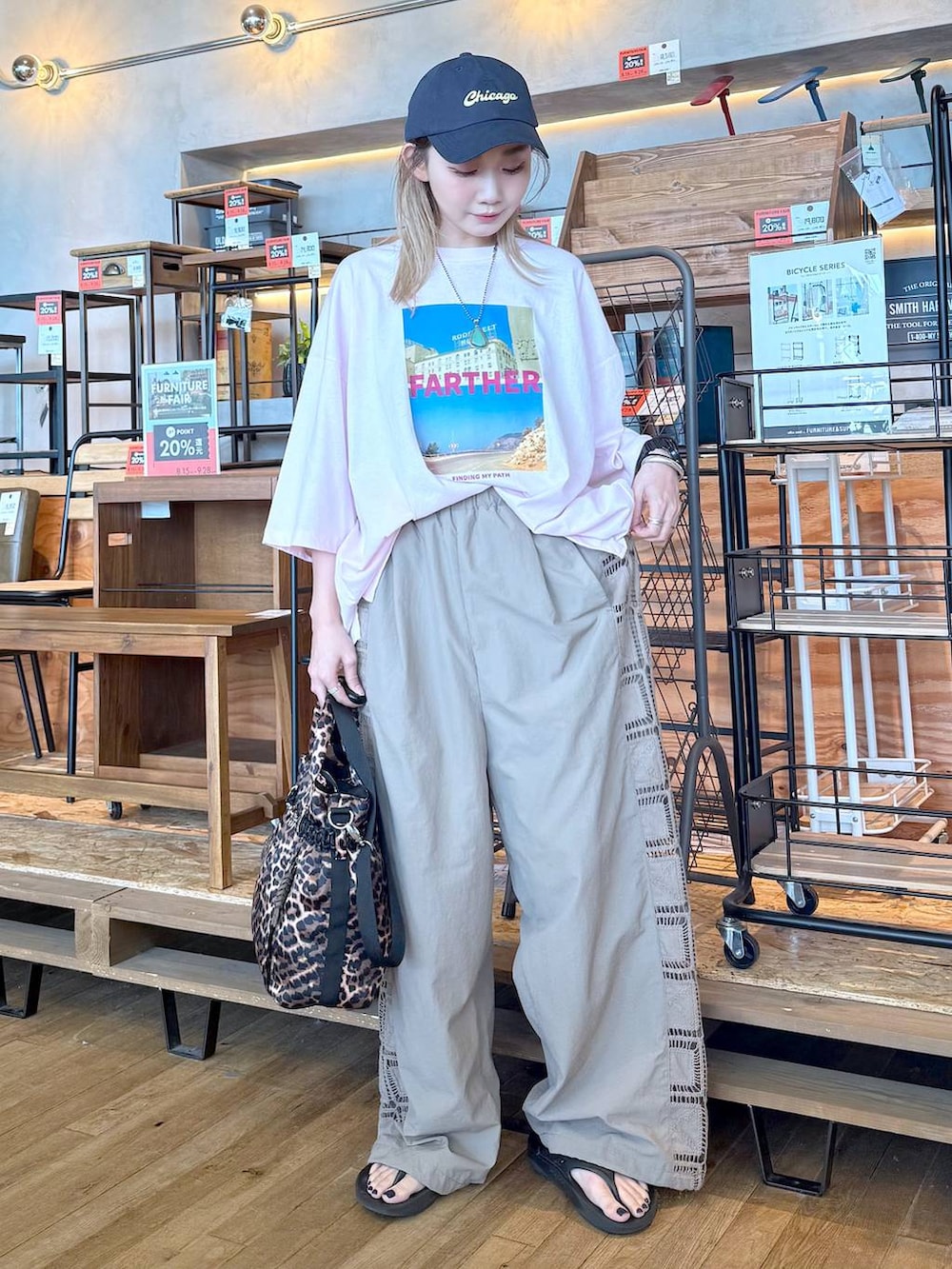 「差し色コーデ、低身長、個性派、デート/ロマンティック、女子会、旅行、niko and ...、キャップ、Tシャツ、ワイドパンツ、パンツ、ハンドバッグ、バッグ、サンダル、夏コーデ」｜「niko and...のバック布帛CITYフォトＴシャツ（Tシャツ/カットソー、ピンク系）」を使った、すなぎもさん（レディース・153cm）の夏コーディネートの3枚目の写真