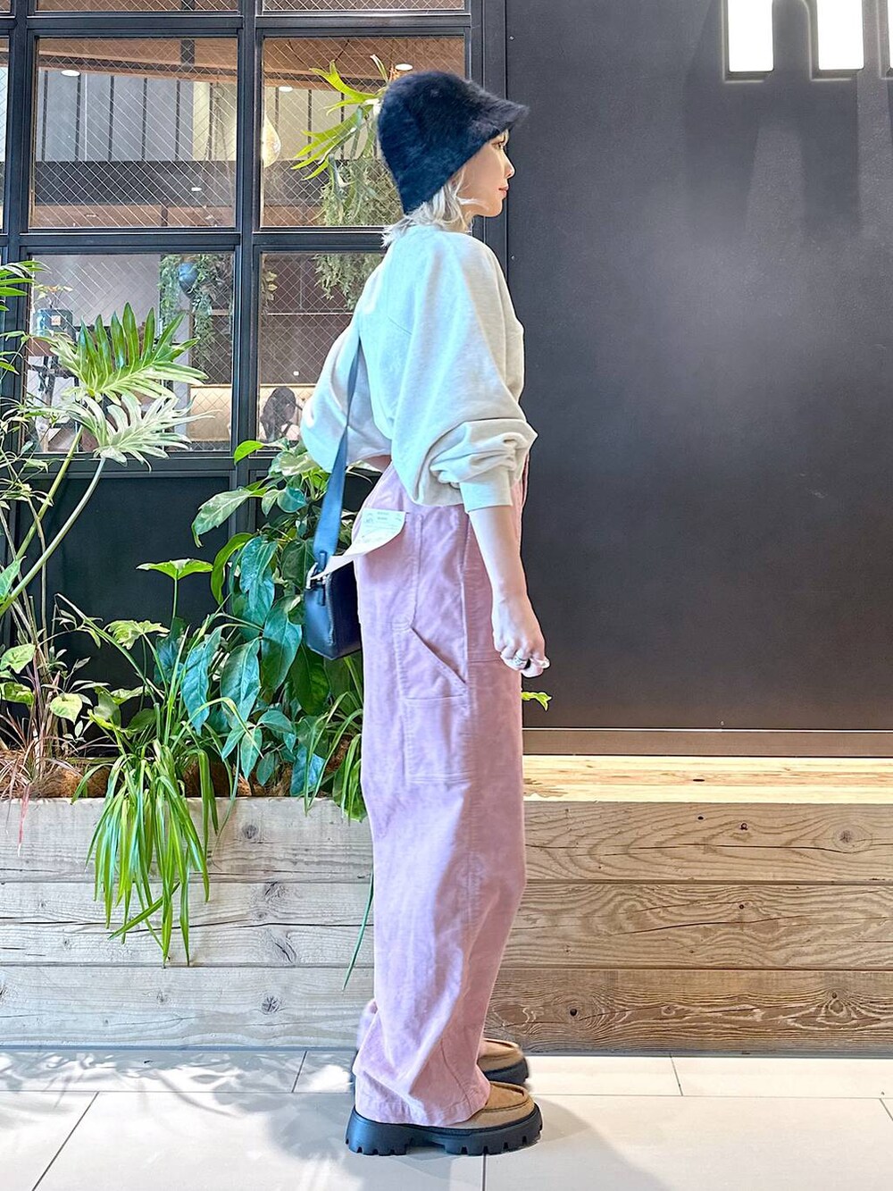 「差し色コーデ、低身長、個性派、デート/ロマンティック、女子会、旅行、niko and...、ハット、スウェット、ワイドパンツ、ショルダーバッグ、バッグ、秋コーデ、冬コーデ、セールコーデ」｜「niko and...のビンテージ風コーデュロイパンツ（その他パンツ、ピンク系）」を使った、すなぎもさん（レディース・153cm）の秋コーディネートの2枚目の写真