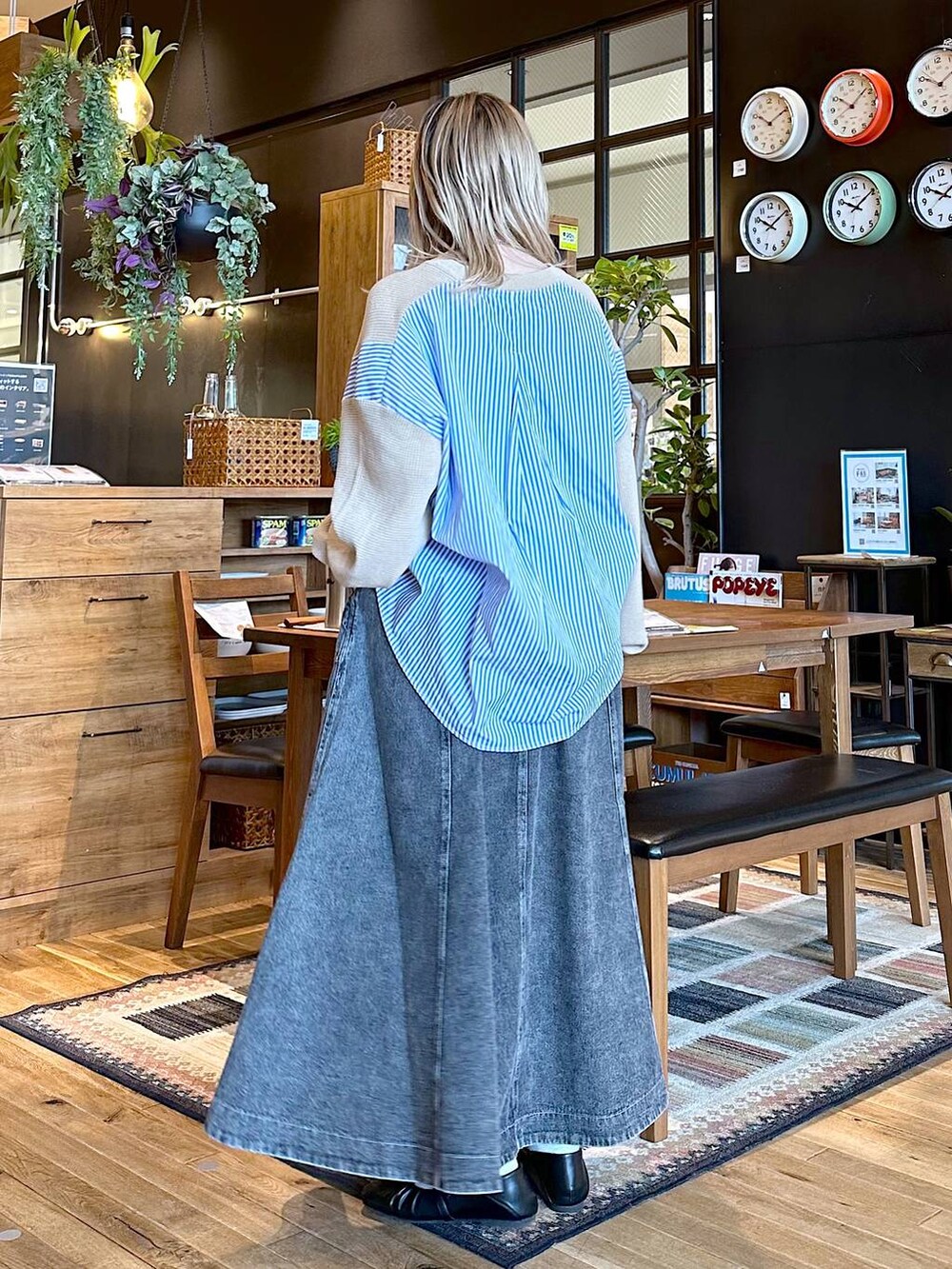 イエロー系のTシャツ/カットソー、グレー系のスカート、ブラック系のパンプスを着用したレディースの春コーディネートの3枚目の写真